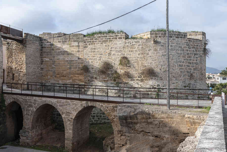 Mallorca - Alcúdia 21 - muralla - Puerta de Vila Roja.jpg